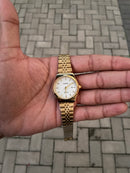 CASIO QUARTZ REDONDO DOURADO FUNDO BRANCO