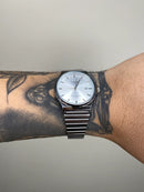 CASIO QUARTZ REDONDO PRATEADO FUNDO BRANCO