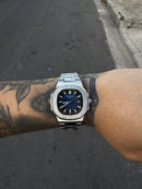 PATEK PHILIPPE NAUTILUS PRATEADO FUNDO AZUL
