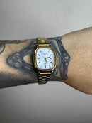 CASIO 2023 MINI DOURADO FUNDO BRANCO