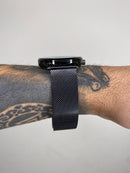 OMEGA MEIA LUA PRETO FUNDO BRANCO
