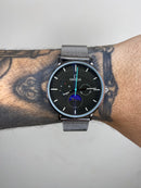 OMEGA MEIA LUA PRATEADO FUNDO PRETO